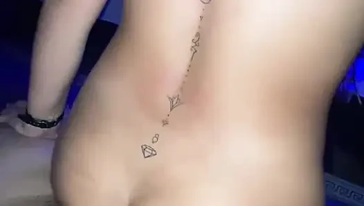 Açık bırakana kadar beni götten sikiyor