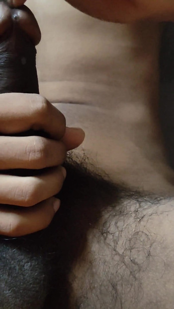 「棒でアナル」からの壮観な瞬間。BDSMの痛いインドのティーンボーイ」