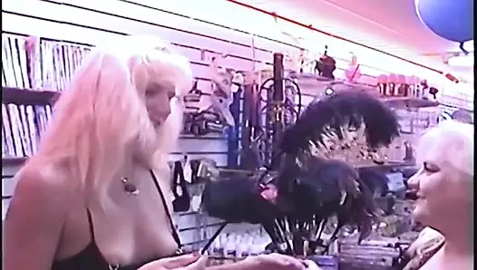 Sarışın orta yaşlı seksi kadın delikten çıkan yarağı emiyor ve damlayan döl götünü gösteriyor