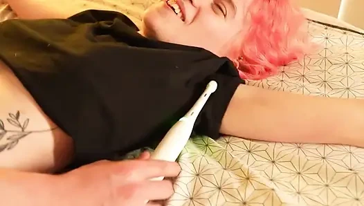 Щекотка, вибратор и оргазм для Лу - 4K