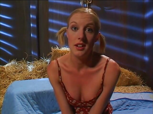 Loira deliciosa chupando um pau latejante