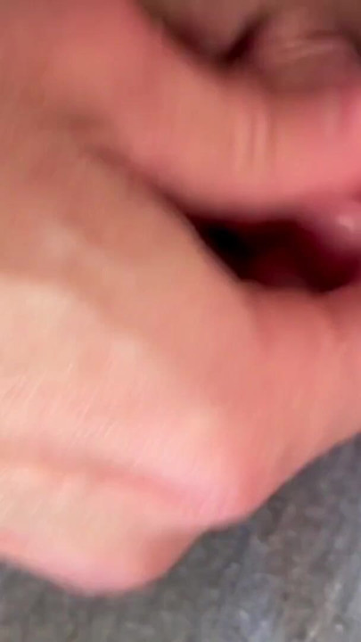 Transmand rykker sin pik af, mens han rider på en dildo | Klip 1