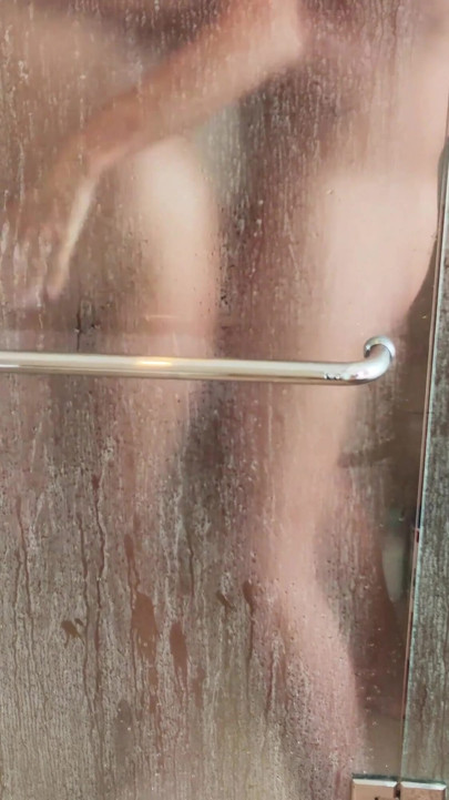 Passion sur verre embué avec couple chaud baisant sous la douche | Clip 1