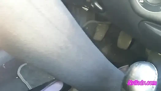 Cewek kenyal ini lagi asik nyllady driving and revving her bravo dengan sepatu boot ketat dan balet flat warna hitam