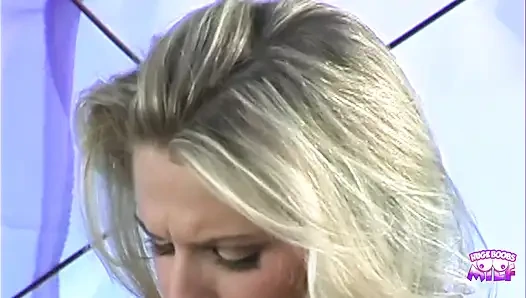 Vücutlu sarışın iki adamla çifte penetrasyon için