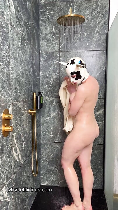 Vacă din latex se dezbracă la duș