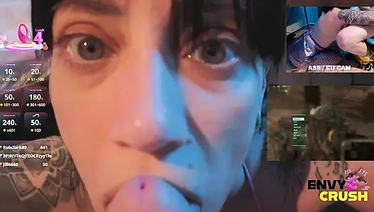 Геймерша В Чулках-сеточках Становится На Колени