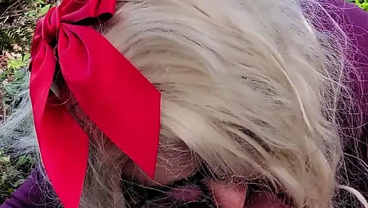 Pelacur rambut pirang nyepong kontol ayah