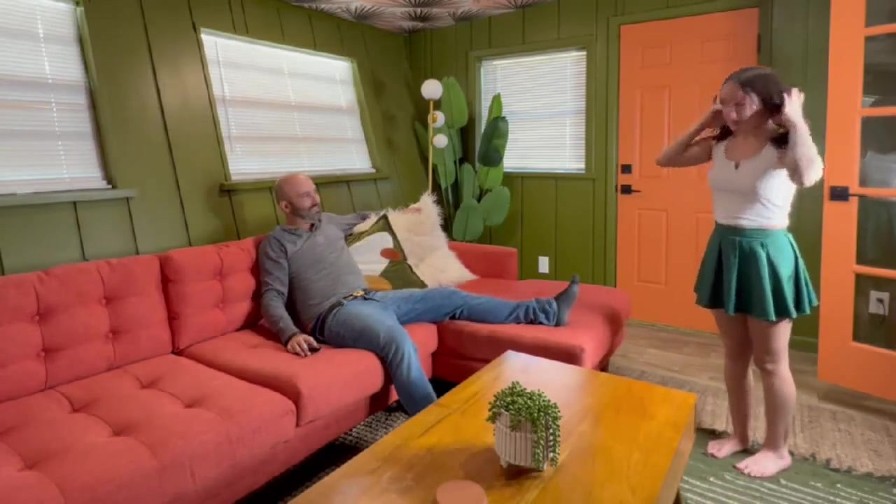 継娘のストリップダウンとバニーフェイ