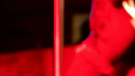 Горячий гэнгбэнг на столе у бассейна с танцами на шесте, соблазняет