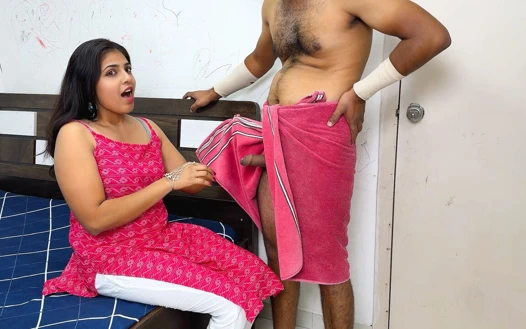 Сестра Комаль села на одежду зятя и начала смотреть на свой пенис.