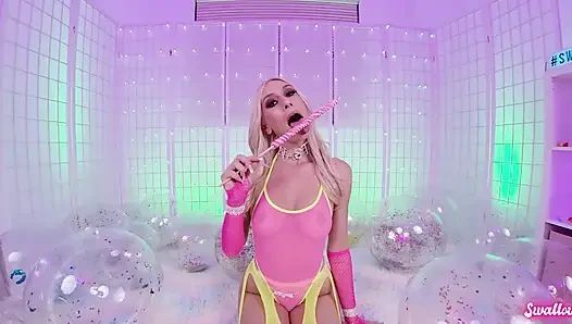 Heißes barbie-mädchen kay, schöne masturbiert und lutscht schwanz