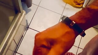 德国男人在淋浴时很饥渴。