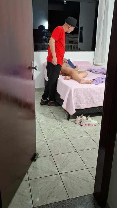 继女一大早从嘉年华回家，吹箫。 | 短片 2
