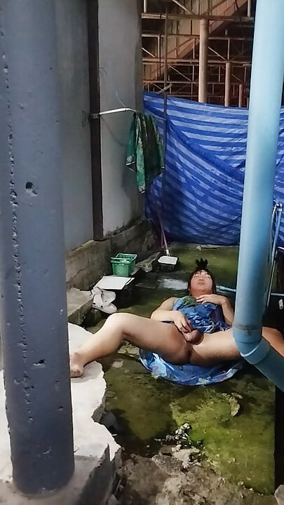 FN125 Prendre une douche à l’endroit où les yeux s’égaraient.