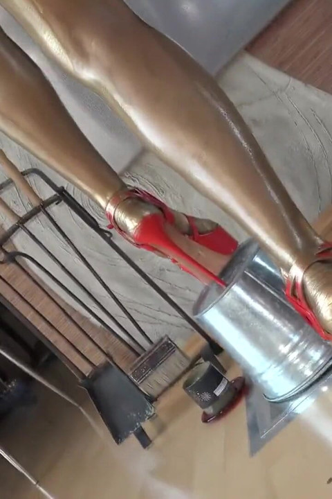 525 a Curious Girl Became a Icy Golden Statue