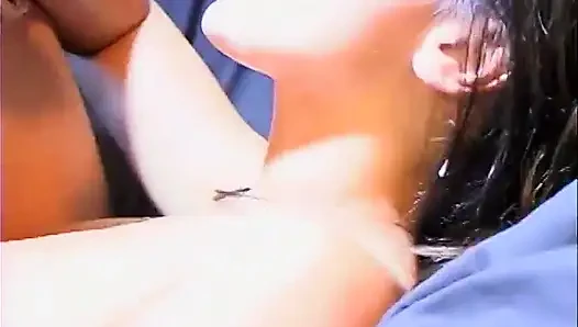 Harika memeli genç kız kanepede arkadan sikiliyor
