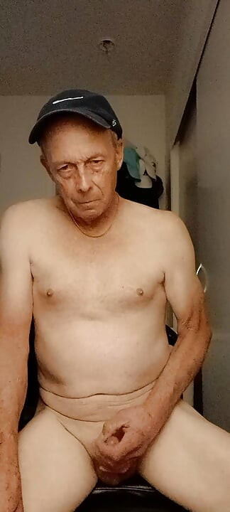 Жалък миниатюрен хуй Гей мъж дръпва сам