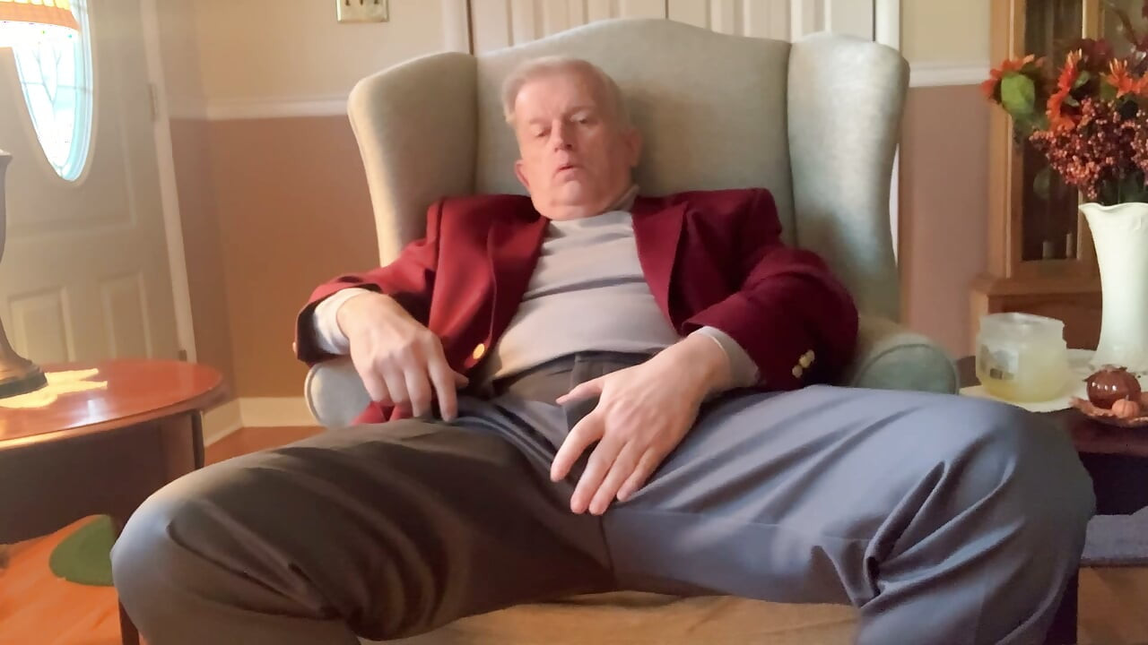 Bunic de 69 de ani excitat care se masturbează