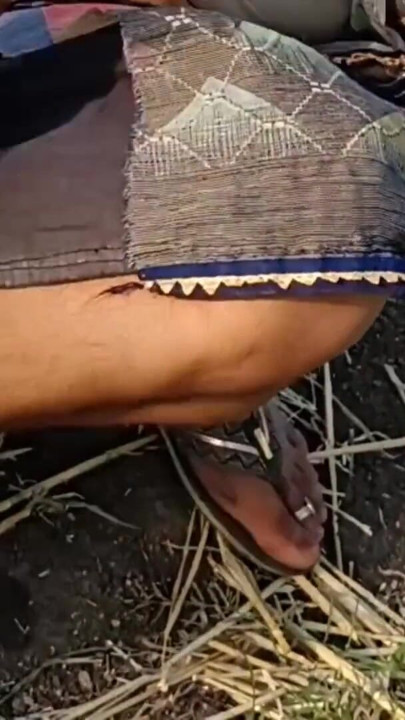 Indian Desi Village Outdoor bhabhi ne apne ghagara utha Kar apni khubsurat pankhudiyon wali bhosdi ke darshan Apne… | Clip 3