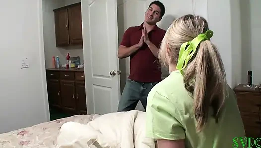 Kleine stiefschwester mit großem kitzler raucht für mich und lässt mich in ihren mund kommen