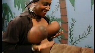 Une grosse maman noire chevauche une belle bite bien dure comme une bonne salope