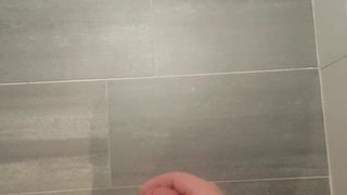 Agradáveis grandes gotas de porra no banheiro