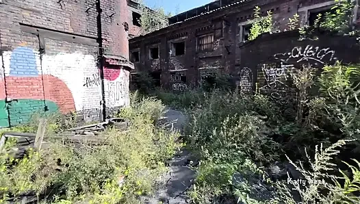 Застукал развязную сучку на старой фабрике и трахнул в задницу