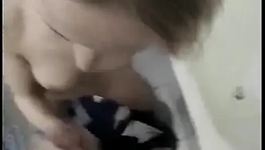 Cewek hot rambut pirang ini lagi asik fingering memeknya sampai muncrat banyak banget
