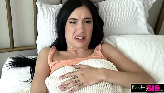 La caliente hermanastra jazmin luv es atrapada masturbándose con el cepillo de dientes de su hermanastro t19: e3