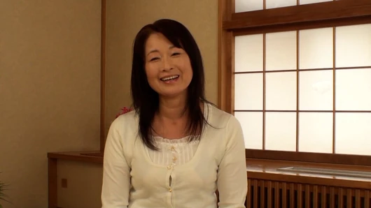 H082G06 A neat and clean black-haired 50-year-old mature woman