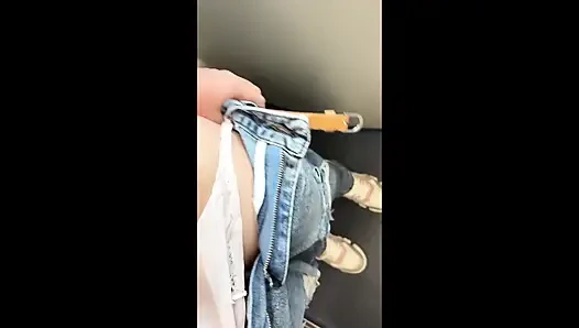 Ngocok kontol berisiko gila di dalam kereta dan meninggalkan kejutan di kursi