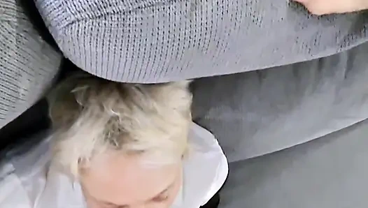 Dia ngentot pantatku dengan celana dalamku di memekku