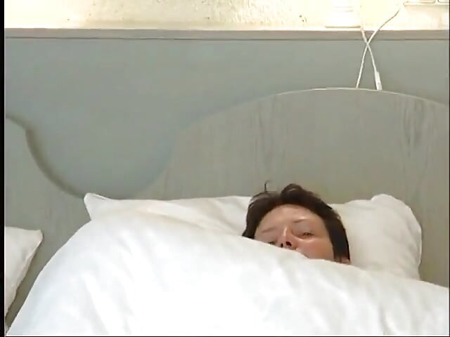 Tykke modne onanerer på motel