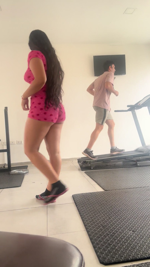 I show my ass without my neighbor seeing me at the gym