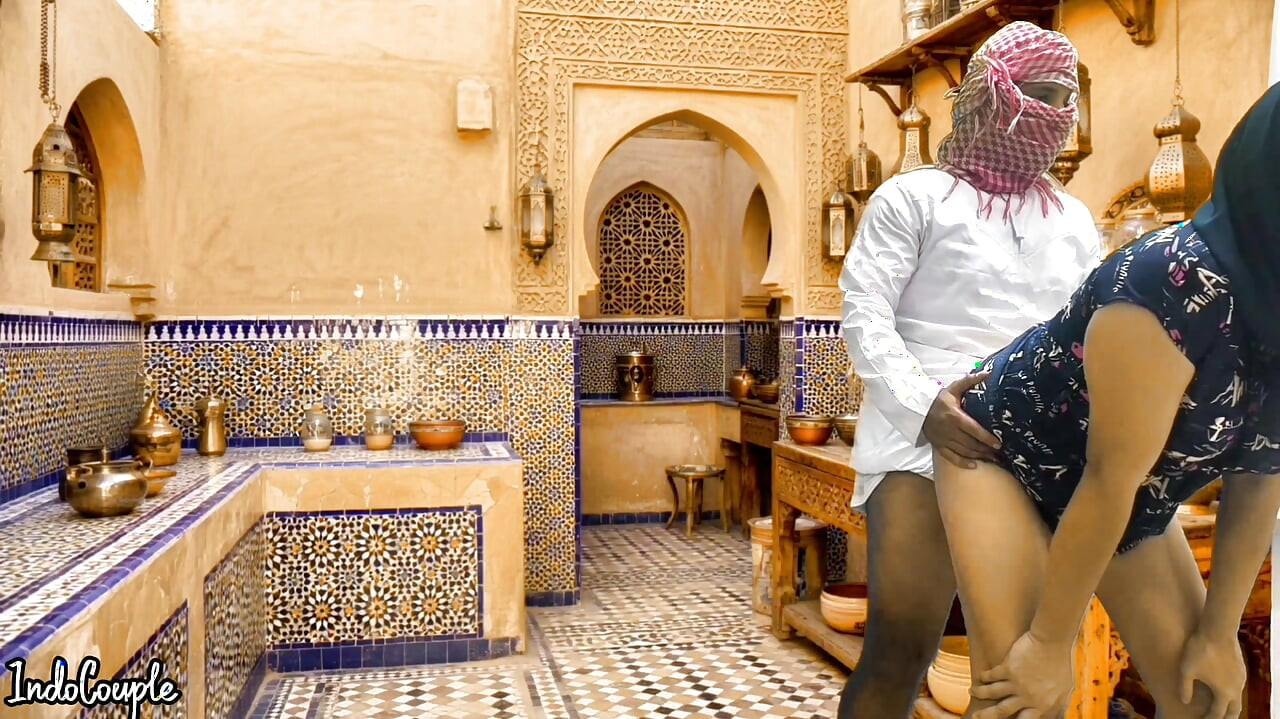 Marido saudita y esposa iraní en cocina