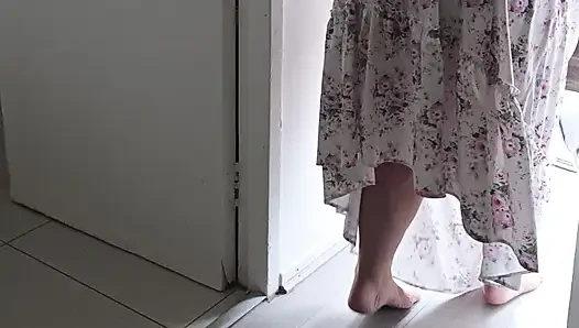 Gerçek büyük götlü orta yaşlı seksi kadın büyük zenci yarağı sevgilisi için soyunuyor. Irklararası yaramaz oyun.