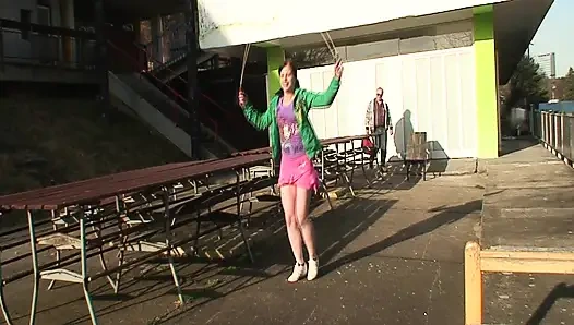 Cewek hot rambut cokelat dijilat dan di-fingering sama pria yang lebih tua di luar ruangan