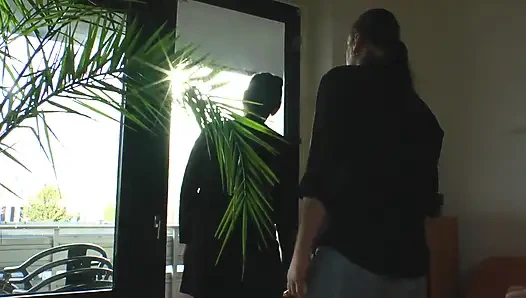 Tante seksi bertato lagi asik fingering dan jilat memeknya sampai orgasme intens