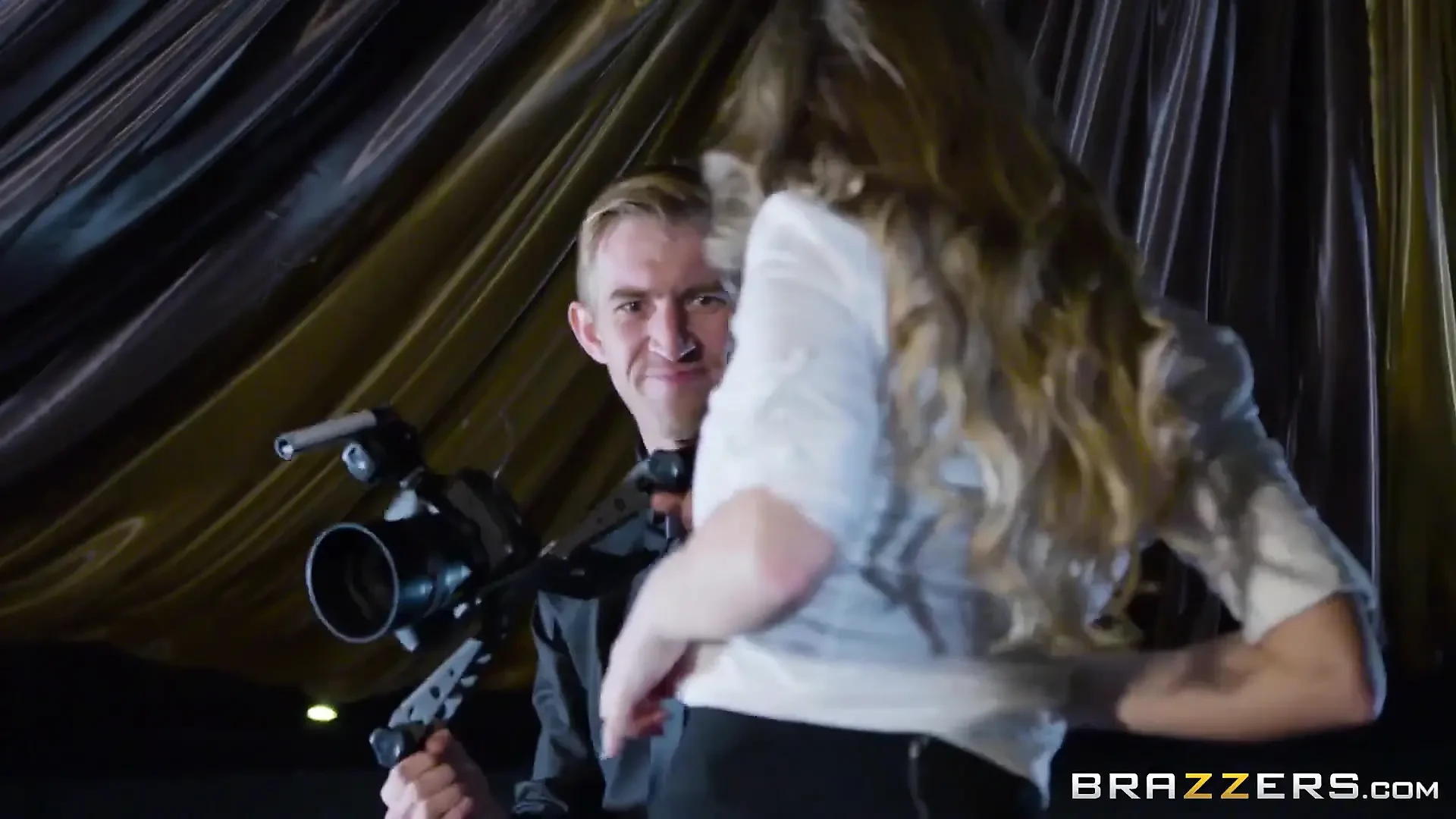 Brazzers - Danny试图拍摄一部电影, 但最终做了他最擅长的事情, 他操了Viola Bailey