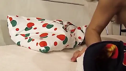 Reife brünette MILF lutscht schwanz dann bekommt sie muschi geleckt