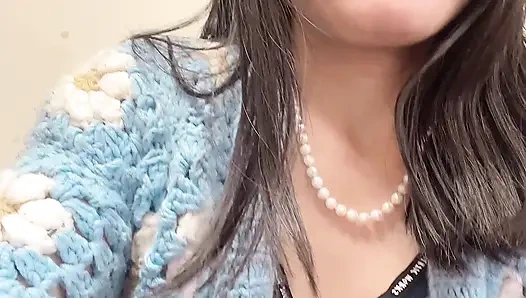 Крошечная экстра-мокрая киска Ханы играет пальцами, такая возбужденная