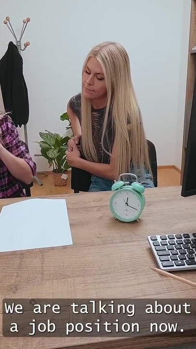 HUNT4K。2人の魅力的なロシア人レズビアンが就職面接に来て、見知らぬ女性と性的冒険を体験しました | クリップ 1