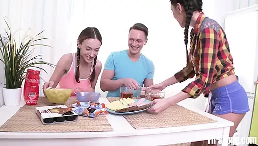 Сексуальные соседки по комнате ублажают парня, полное видео