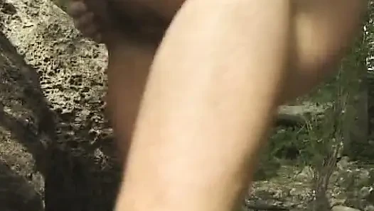 Fransız genç kız ormanda götünü siktiriyor