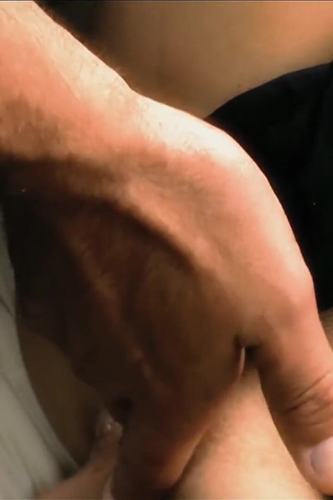 Aletta Ocean houdt haar handschoenen aan terwijl hij erop klaarkomt na een diepe neukpartij
