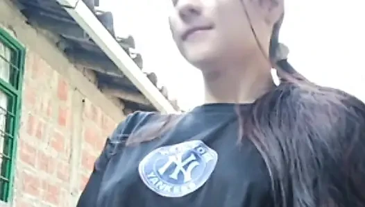Seksi kız hayranları için yayın yapıyor ve kendine dokunuyor