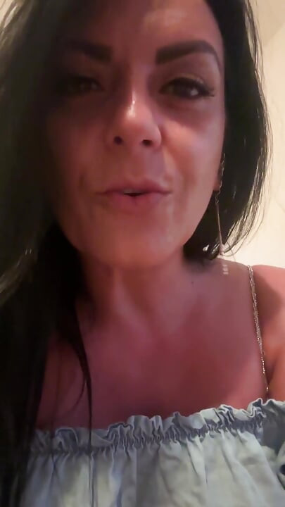 Miękka niebieska sukienka, bez stanika - naturalne dokuczanie w świetle