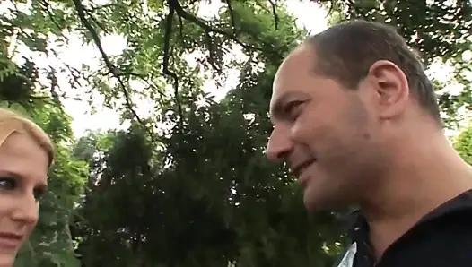 Tatlı sarışın sikiliyor ve götü sert bir yarakla sikiliyor götüne boşalıyor