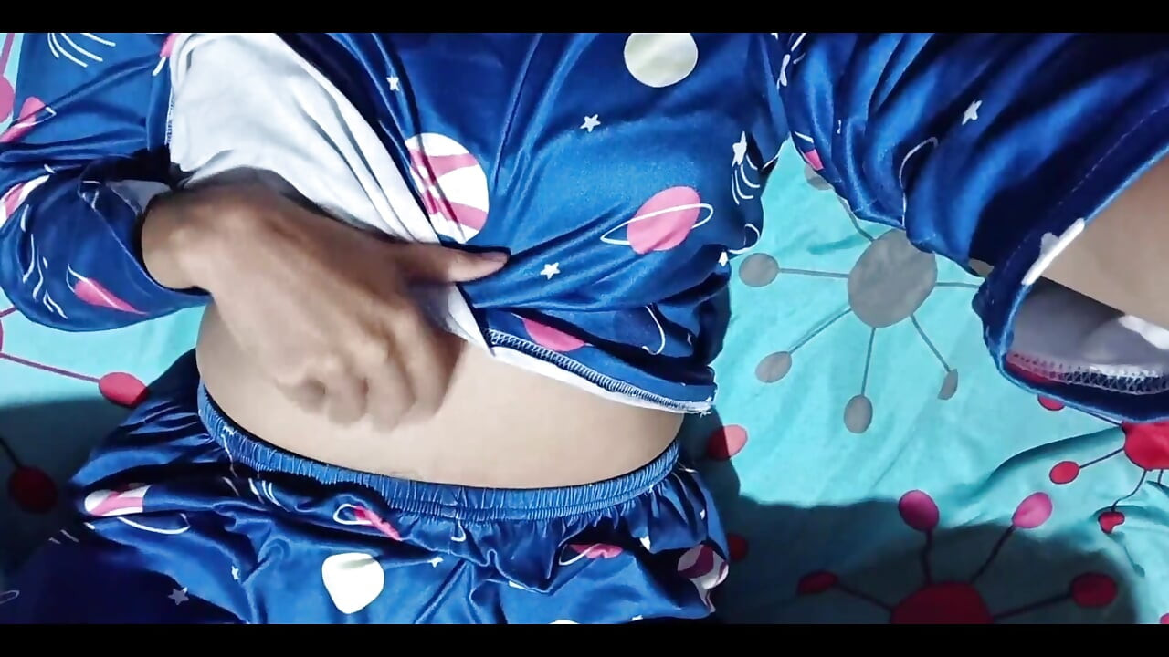 Przyrodnia siostra przyłapana na oglądaniu porno i pomogła w orgazmie - błaga o creampie